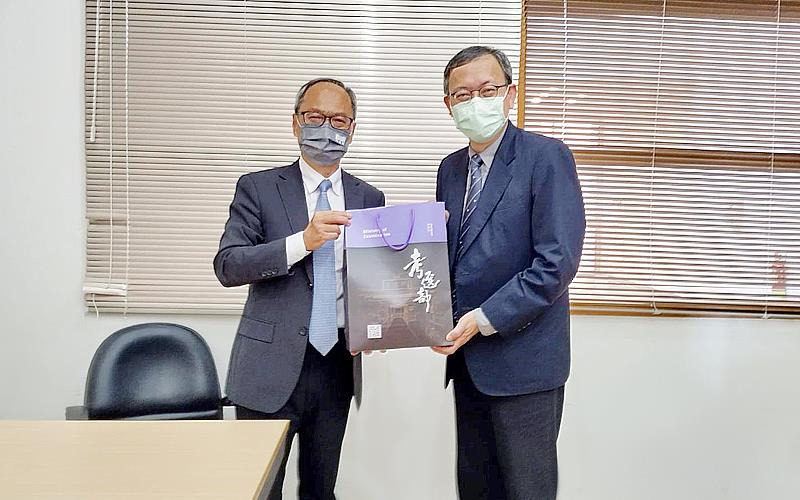 左為典試委員吳新興、右為長榮大學校長李泳龍。