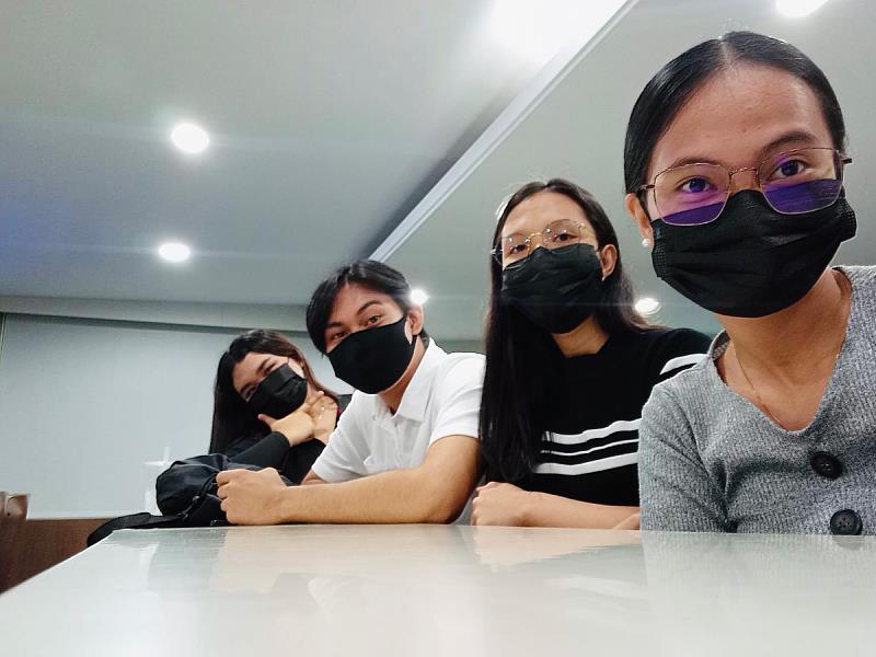 就讀義守大學觀旅系的菲律賓學生，很開心可以到義大就讀，不論在課堂上或生活中，師生都給予遠到而來的她們很大的幫助與關心(照片來源：義守大學提供)。