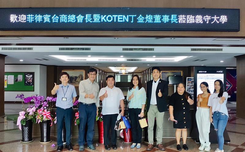 菲律賓台商總會名譽總會長暨KOTEN公司董事長丁金煌(左三)，親自帶2位菲律賓學生跨海來到義守大學認識就學環境(照片來源：義守大學提供)。