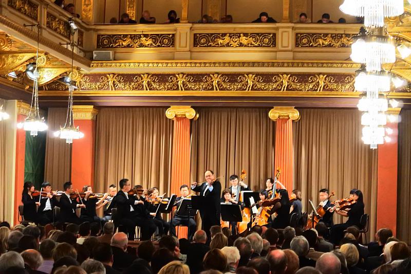 小提琴家陳慕融與國臺交弦樂團於2022年9月巡迴維也納、立陶宛，大獲當地愛樂者好評(攝於維也納愛樂協會布拉姆斯廳)