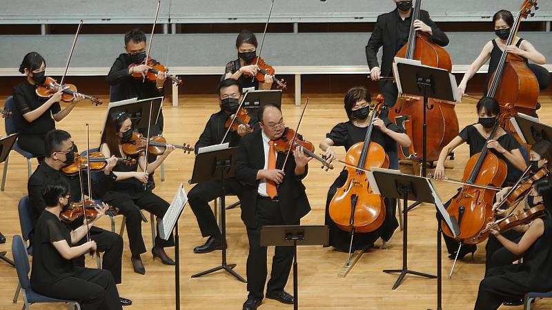 任美國芝加哥交響樂團首席二十幾年的臺灣小提琴家陳慕融，2022年首度與國臺交合作即展現絕佳默契(圖為陳慕融與國臺交2022歐巡行前音樂會實況)