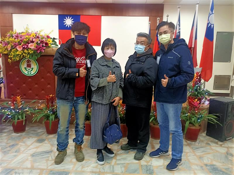 金山地區農會於今(15)日舉辦「112年度慶祝農民節表揚大會」，新北市農業局到場祝賀，感謝優秀農友們的努力及付出，右二為青農呂昆翰