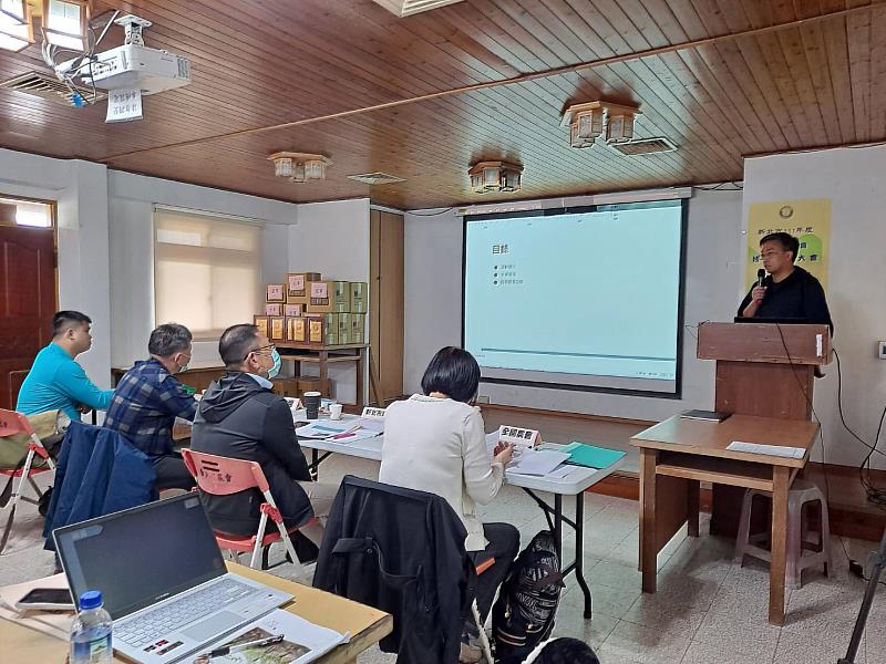 呂昆翰於去(111)年度新北市農事技術交換比賽中，透過分享利用物理及生物防治技術