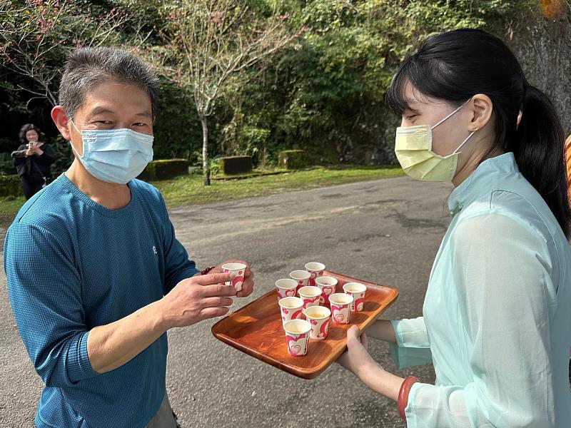 華梵大學雲山茶藝社的同學（右），將課程與課外所學之技藝，自信地展現出來。