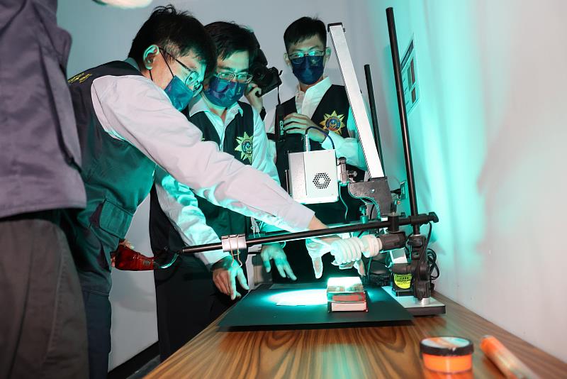 多波域光源檢視螢光增顯指紋證物