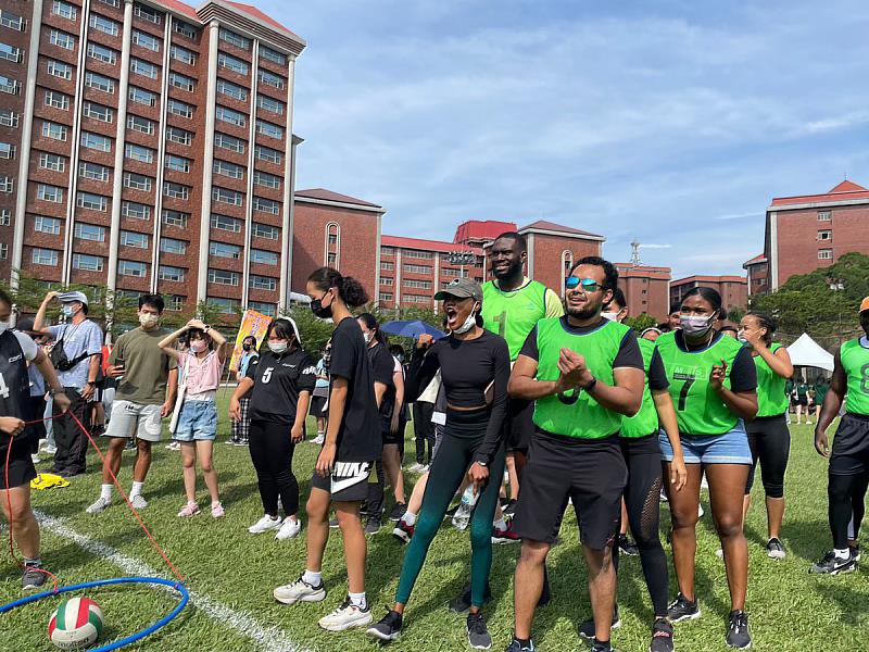 義守大學擁有來自全球40多國、近1500位境外生，宛如「小型聯合國」校園，國際化已成生活日常(照片來源：義守大學提供)。