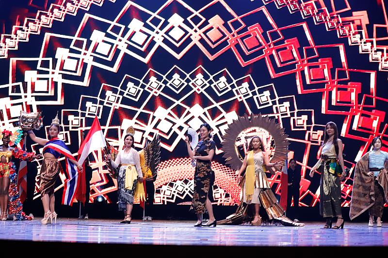 義守大學年度雙語盛會的「國際文化大使競賽」，有來自臺灣、日本、印尼、泰國、越南、菲律賓、吉爾吉斯以及聖露西亞等8個國家的學生進入總決賽，展現義大多元的國際氛圍，已成校園年度大事(照片來源：義守大學提供)。