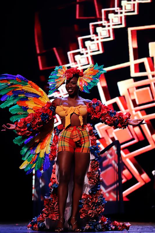 女子組冠軍的「醫學院」學士後醫學系學生塔妮卡，以聖露西亞傳統服飾Wob Dwiyet為靈感設計，讓各國學生從異國服裝認識不國家文化(照片來源：義守大學提供)。