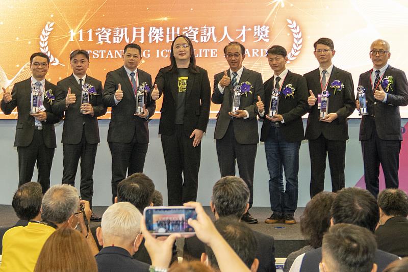數位部唐鳳部長與111傑出資訊人才獎得主