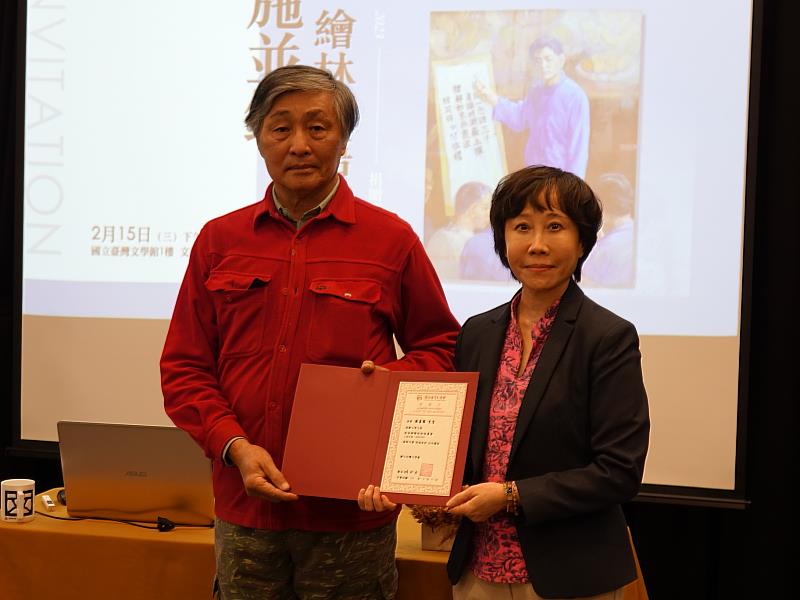 臺文館館長林巾力（右）親自頒贈感謝狀，感謝畫家施並錫（左）捐贈其所創作的林秋梧油畫一幅