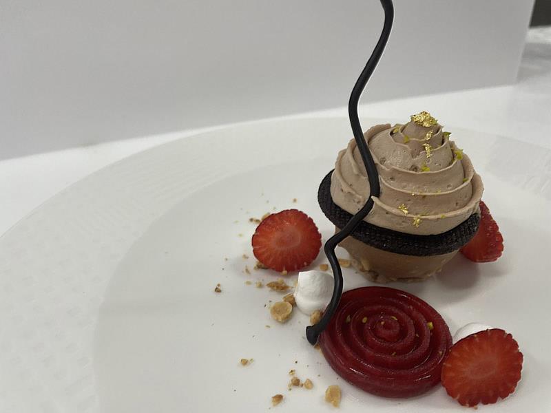 大葉大學烘焙學程蔡振彰老師設計的甜點「莓果香提巧克力慕斯」