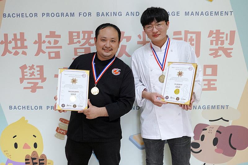 大葉大學烘焙學程蔡振彰老師(左)與紀東豫同學(右)，挑戰比利時觀光美食節國際大賽，勇奪金牌