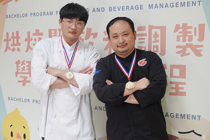 大葉大學烘焙學程蔡振彰老師(右)與紀東豫同學(左)榮獲比利時國際賽金牌