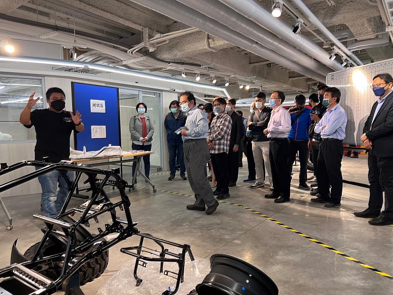 貴賓參訪電動車產業技術研發暨人才培育中心