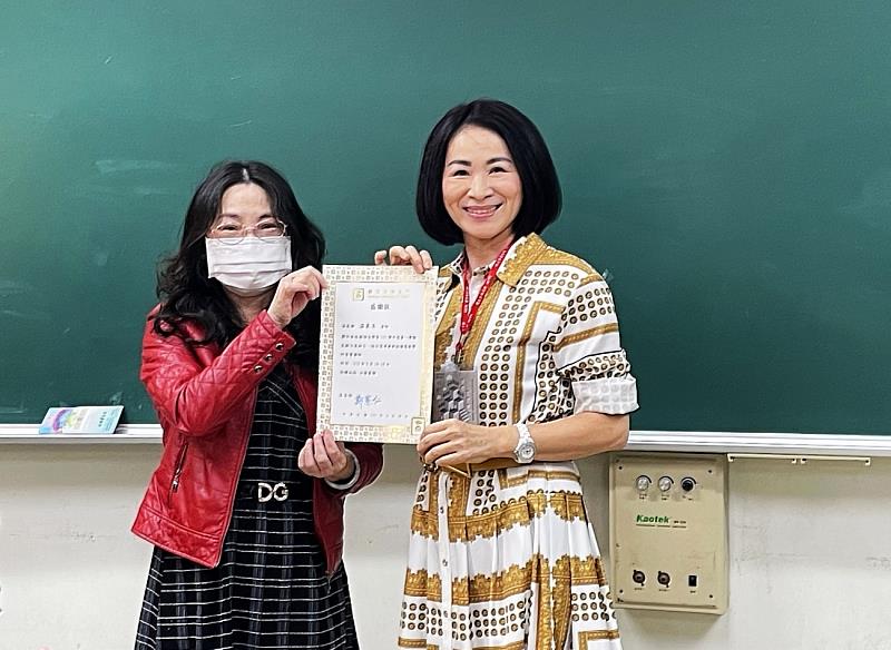 南大姜麗娟教務長(左)感謝溫美玉老師(右)提升師資生語文科技力