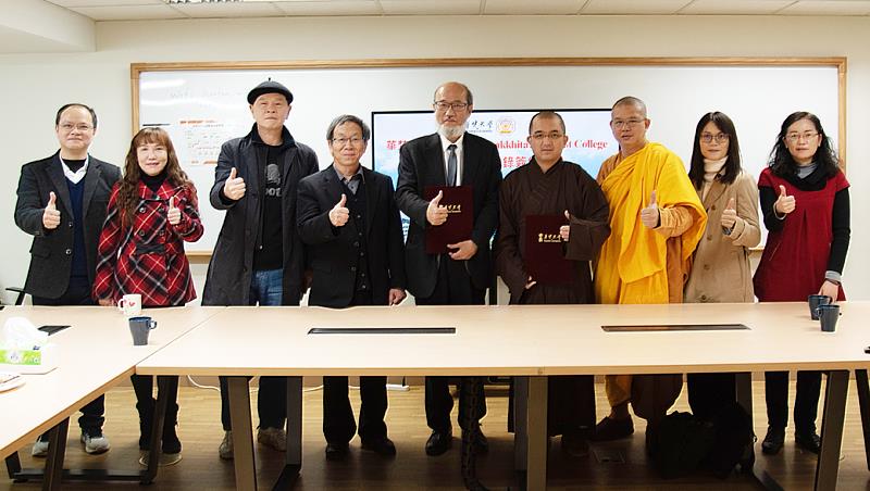 華梵大學林從一校長（中）與印尼體正佛教大學校長學親法師（右四）簽署學術合作備忘錄。