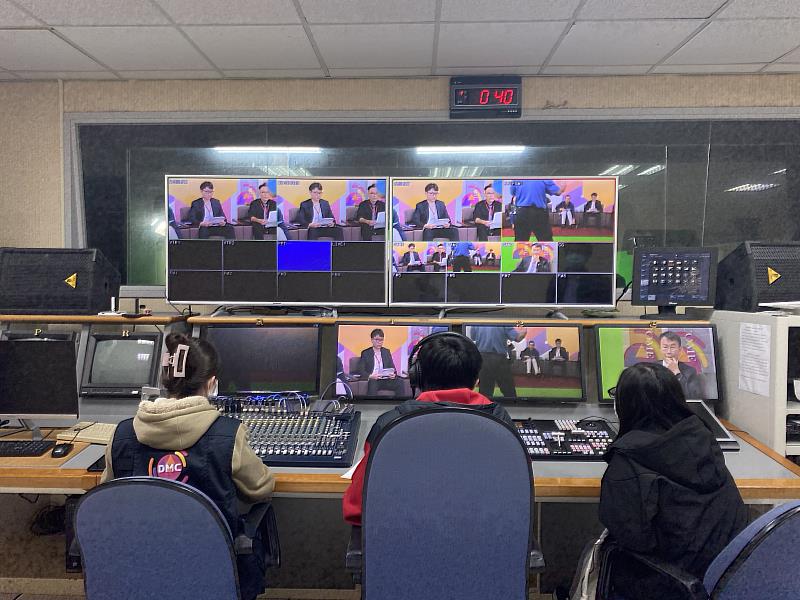 大傳系學子透過節目實作，傳遞給社會大眾正確的媒體識讀能力，更展現大傳系學子的專業實力(照片來源：義守大學提供)。
