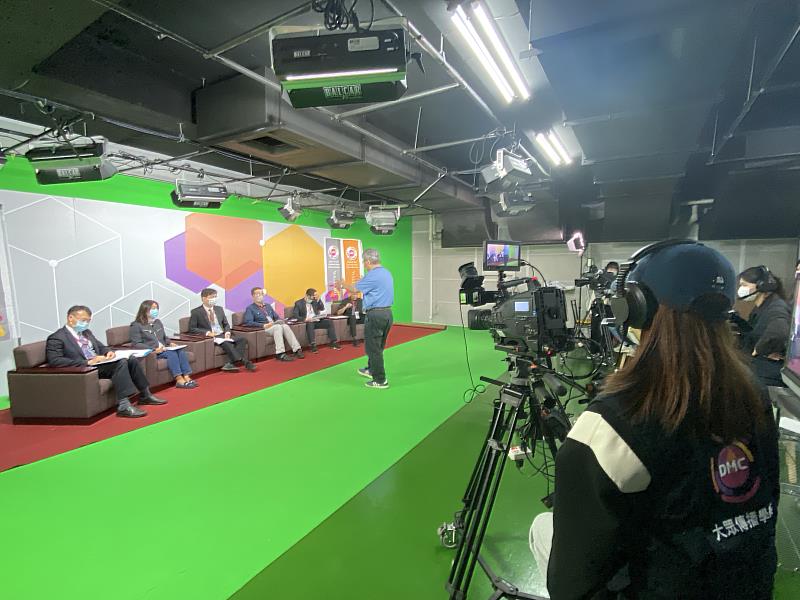 學校藉由座談會舉辦，讓學生可以實際操作攝影器材，體驗業界工作模式與形態(照片來源：義守大學提供)。