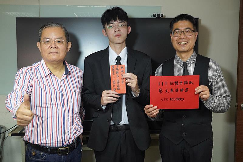 大葉大學會資系楊秉森副主任(右)到徵征聯合會計師事務所訪視實習學生蔡承育(中)，並頒發獎學金