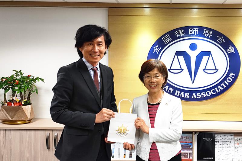 饒瑞正院長(左)致贈海大法政學院紀念品予尤美女理事長(右)