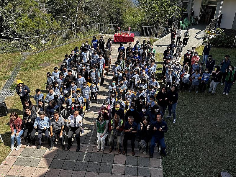 樟湖國中小師生與貴賓大合照。