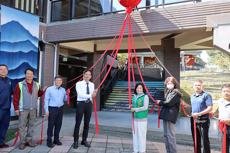 張榮發基金會執行長鍾德美(右四)、樟湖生態國中小校長陳清圳(左四)與貴賓們共同啟用風雨走廊。