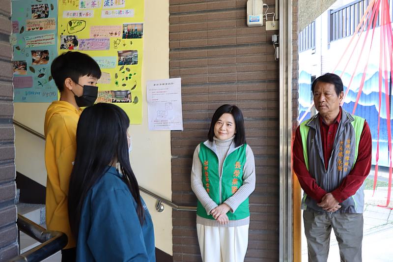 樟湖國中小的學生為執行長鍾德美(右二)導覽校園。