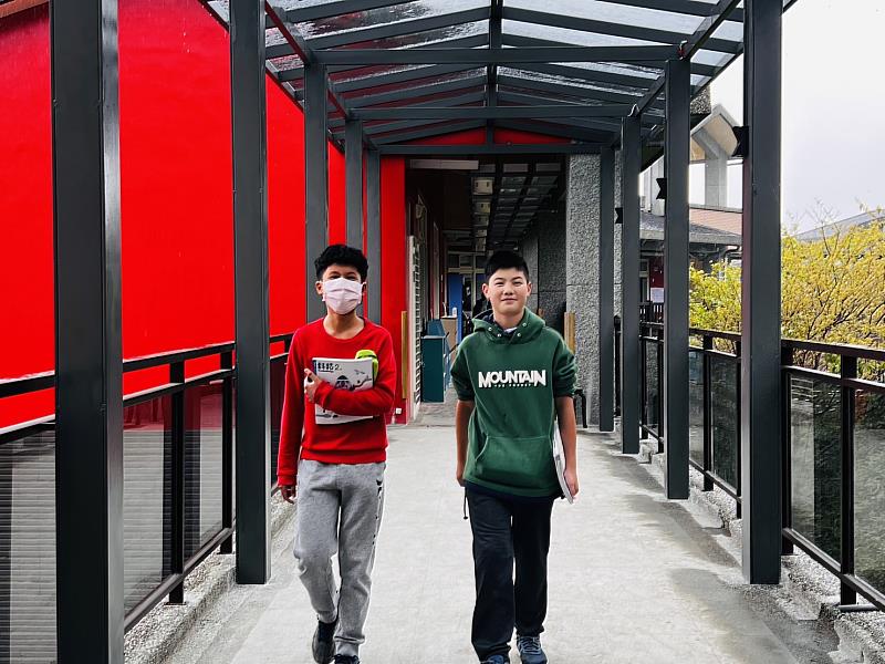 張榮發基金會興建風雨走廊提供樟湖國中小師生舒適安全的通道。