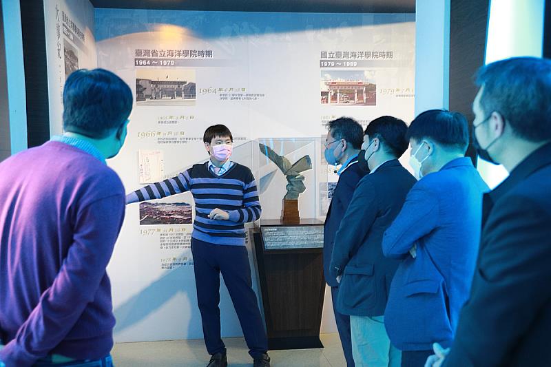 孫準植敎授(右四)期待未來運用深厚歷史底蘊忠實呈現韓國中央大學發展歷程