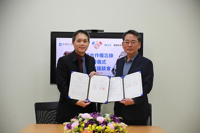 海大海文所吳智雄所長(左)與韓國中央大學史學研究所孫準植所長(右)共同代表簽署合作備忘錄