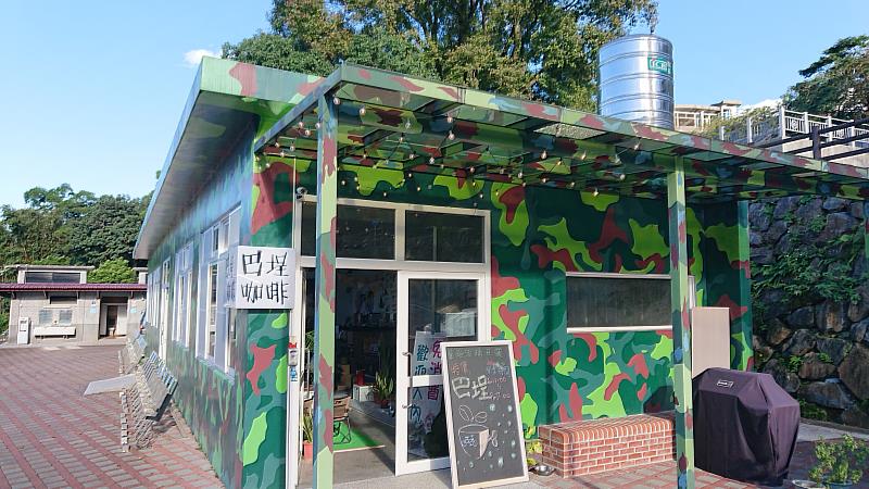 三芝興華驛站第一層迷彩外觀的服務中心「巴埕咖啡」提供輕食與飲品，讓往來的旅客一邊享受美食一邊度過悠閒時光