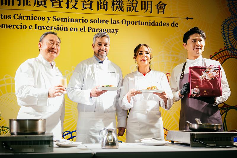 圖／巴拉圭總統阿布鐸伉儷與外交部次長俞大㵢化身主廚，現場大展廚藝，以台灣道地美食料理方式結合巴拉圭肉品食材，展現兩國深厚邦誼。
