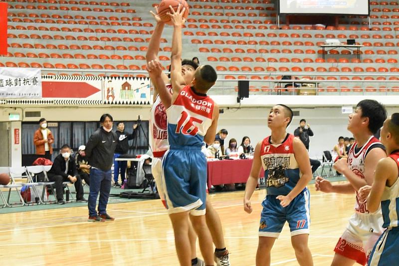 縣立體育館優化啟用 臺東第二屆品學盃校際籃球對抗賽開打 饒慶鈴:鼓勵孩子兼顧品格與學業！