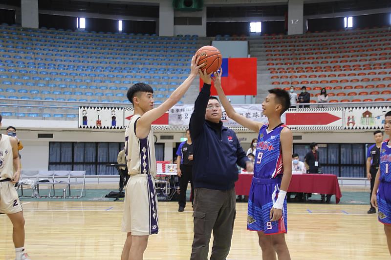 縣立體育館優化啟用 臺東第二屆品學盃校際籃球對抗賽開打 饒慶鈴:鼓勵孩子兼顧品格與學業！