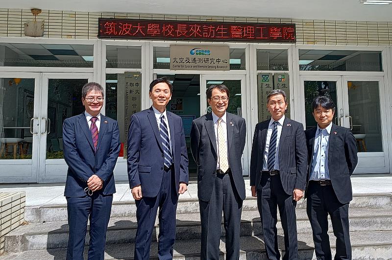 日本筑波大學校長永田恭介一行參觀中央大學生醫理工學院的實驗室，希望未來建立共同合作的橋樑。