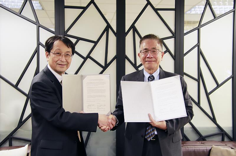 日本筑波大學校長永田恭介（左）拜訪國立中央大學周景揚校長（右），兩人目前分別擔任日本國立大學協會會長和台灣國立大學校院協會理事長，難得同框。