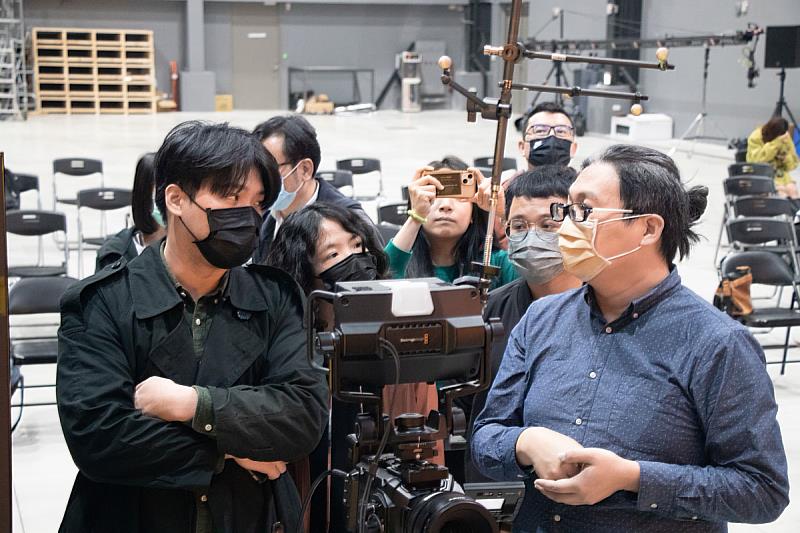 圖四：世新大學LVS智能攝製基地技術總監邱子杭（右）為參訪團隊解說虛擬攝製模式