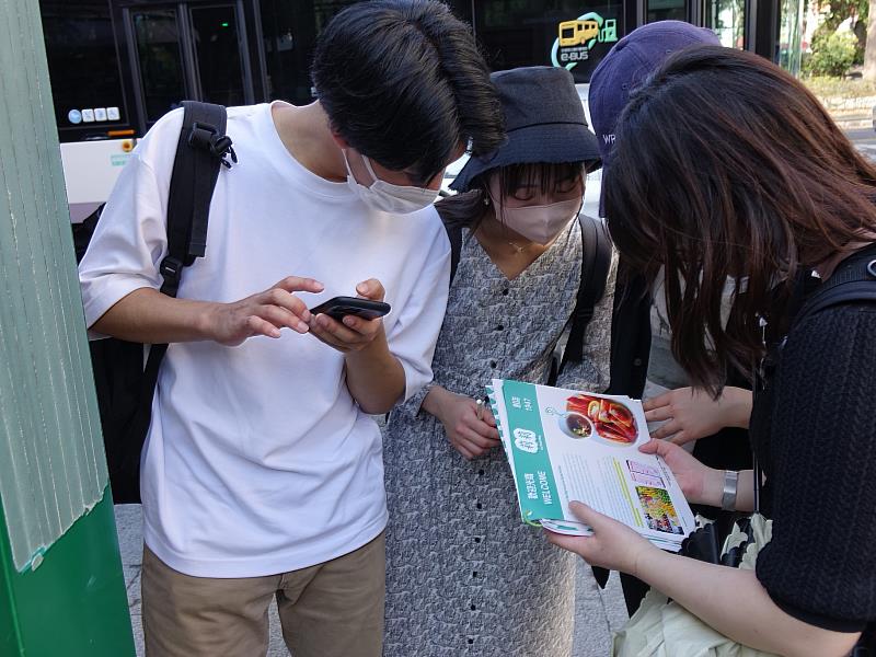 東京大學、九州大學學生討論如何通過「莉莉水果店」關卡