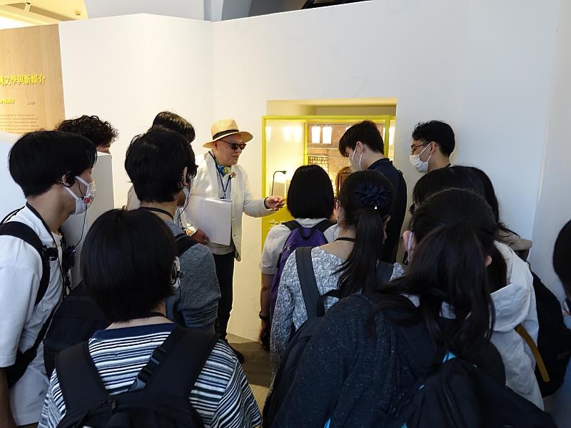 東京大學、九州大學學生對「文學力——書寫LÁN臺灣常設展」中的籤詩機非常感興趣