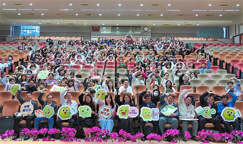 環保署副署長王雅玢(前排中)特別應邀出席，肯定中小學師生共同實踐綠生活的用心。