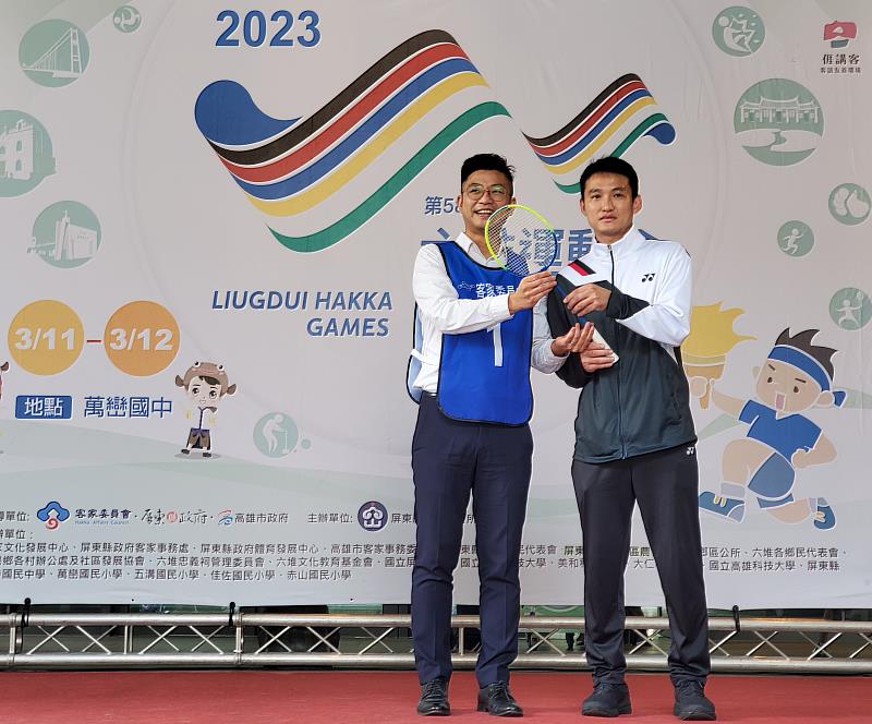 圖3‧由客委會周江杰副主委(左)致贈球拍予奧運羽球前八強選手謝裕興(右)