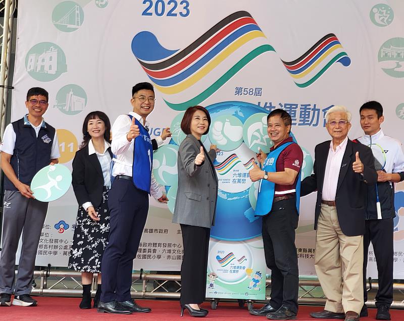 圖2‧六堆運動會啟動儀式，由客委會周江杰副主委(左三)、屏東縣周春米縣長(左四) 、高雄市客委會楊瑞霞主委(左二)、客發中心何金樑主任(左一)及本次主辦單位萬巒鄉林國順鄉長(左五)、靚靚六堆廖松雄召集人(左六)、羽球國手謝裕興 (右一)共同啟動
