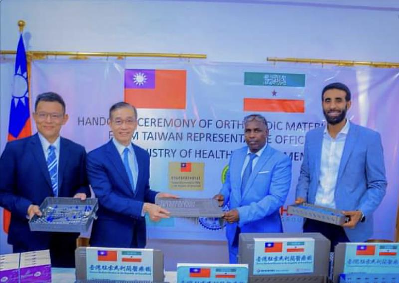 捐贈儀式合影(左一醫療團團長陳俞志、左二台灣駐索馬利蘭代表羅震華、右二衛生及發展部執行長Mohamed Hergeye)