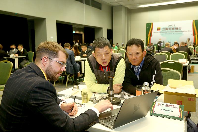 3. 本次立陶宛訪團為臺灣室內口罩解禁後首發團，台商與立商面對面洽談拓展歐洲市場。(貿協提供)