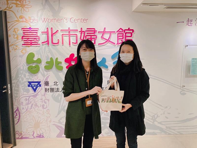 學輔中心主任葉乃慧(右)致贈中心宣導品予臺北市婦女館館長林悅梅(左)