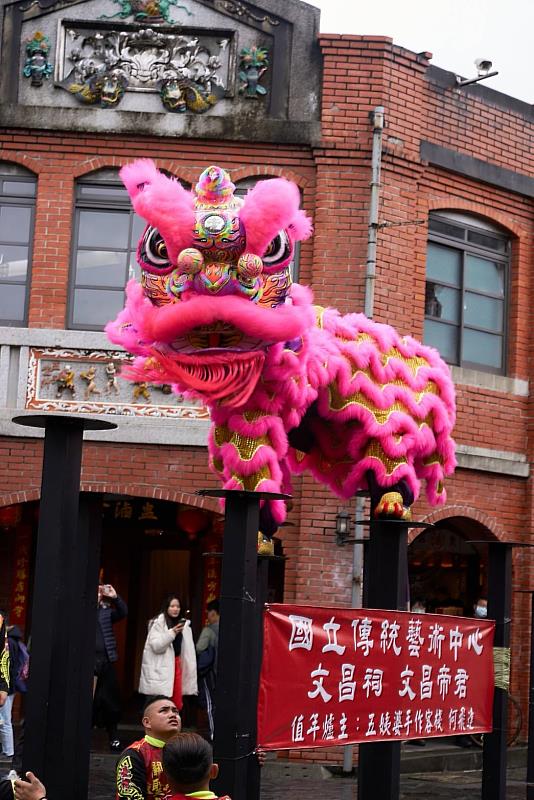 今年文昌祠爐主「五姨婆手作客棧」特地邀請「蘭陽關聖堂龍獅戰鼓團」帶來精彩的舞龍舞獅為帝君熱鬧慶賀，栩栩如生、剛猛靈活的舞獅動作搭配高難度的採青表演，獲得滿堂喝采！