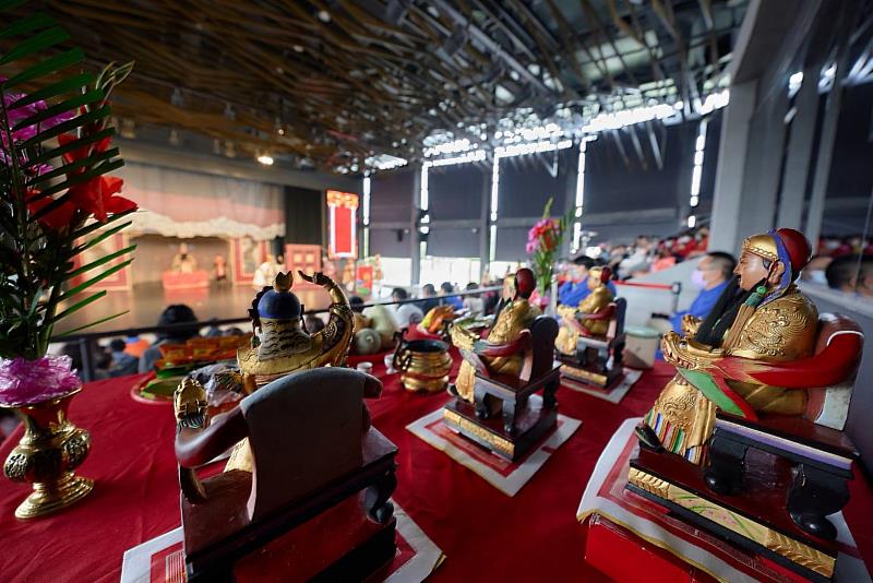 宜蘭傳藝2023駐園大戲《怪盜．神判．綠珍珠》邀請重量級貴賓—文昌帝君、西秦王爺、田都元帥、孟府郞君等神尊首次於臨水劇場觀戲！