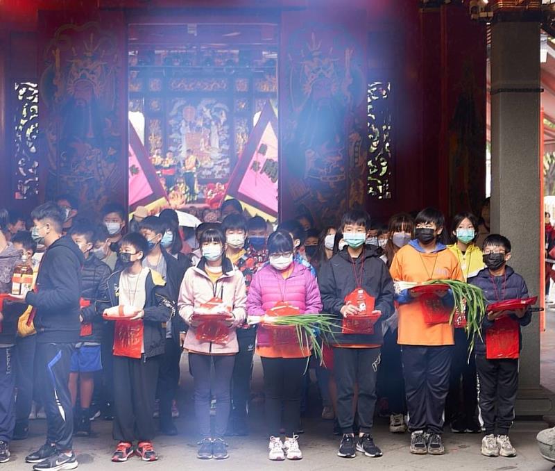 五結鄉利澤國小46位六年級生，獻上賀壽蠟燭及蔥、蒜等象徵勤學寓意的供品，並齊念文昌帝君聰明神咒，祈願帝君能保佑智慧增長、學業順利。