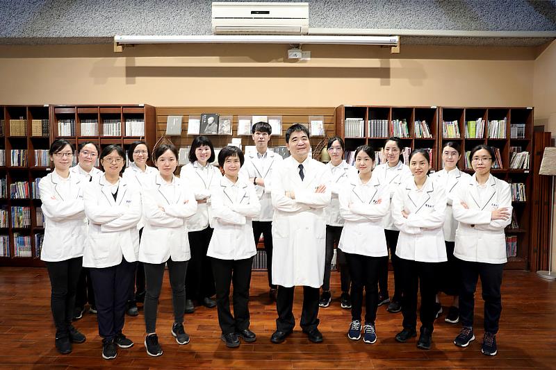 營養科團隊，由副院長羅慶徽（前排右四）、劉詩玉（前排右五）領軍，有近二十名營養師。
