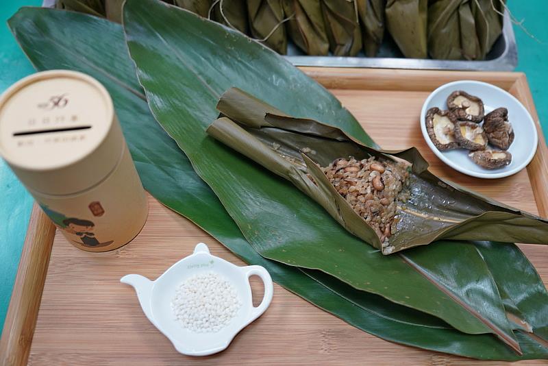 花蓮慈院營養師每年都以公益活動慶祝營養師節，今年的「月桃米豆飯包」募愛心快閃活動，希望推動素食、募集愛心的同時，也強調植物蛋白的營養觀念，以米豆、圓糯米、香菇、蘿蔔乾、月桃葉包做成月桃米豆飯包。